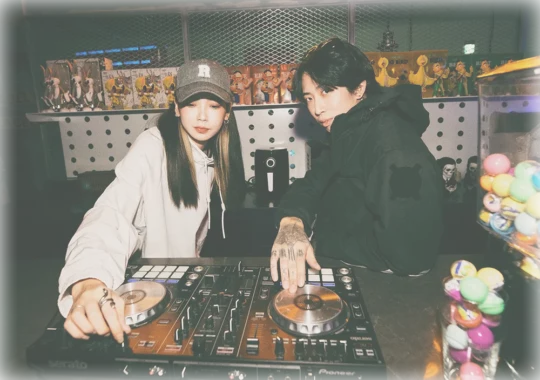 Right 鬧 • Right Now